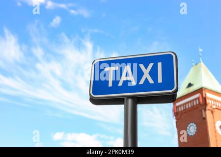 Schild mit TAXI-Schild am blauen Himmel, Blick aus niedrigem Winkel Stockfoto