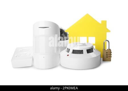Hausmodell, CCTV-Kamera, Fernbedienung, Schloss, Rauch- und Bewegungsmelder auf weißem Hintergrund. Heim-Sicherheitssystem Stockfoto