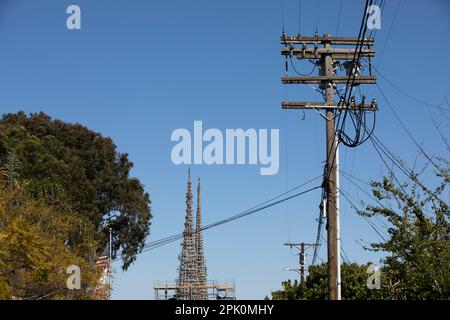 Watts, Kalifornien, USA - 25. Februar 2023: Die Nachmittagssonne scheint auf dem Künstler Simon Rodia's Watts Towers, ein gutes Beispiel für Art Brut. Stockfoto