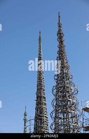 Watts, Kalifornien, USA - 25. Februar 2023: Die Nachmittagssonne scheint auf dem Künstler Simon Rodia's Watts Towers, ein gutes Beispiel für Art Brut. Stockfoto