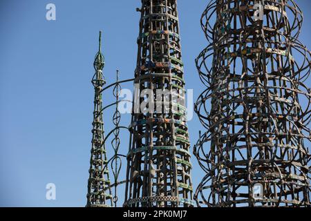 Watts, Kalifornien, USA - 25. Februar 2023: Die Nachmittagssonne scheint auf dem Künstler Simon Rodia's Watts Towers, ein gutes Beispiel für Art Brut. Stockfoto