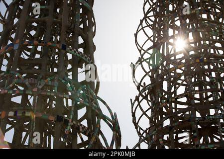 Watts, Kalifornien, USA - 25. Februar 2023: Die Nachmittagssonne scheint auf dem Künstler Simon Rodia's Watts Towers, ein gutes Beispiel für Art Brut. Stockfoto