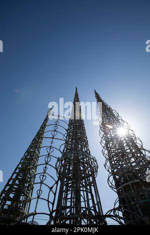 Watts, Kalifornien, USA - 25. Februar 2023: Die Nachmittagssonne scheint auf dem Künstler Simon Rodia's Watts Towers, ein gutes Beispiel für Art Brut. Stockfoto