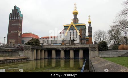 St. Mary Magdalene Chapel, historische russisch-orthodoxe Kirche in Mathildenhoehe, 1897-1899 erbaut, Hochzeitsturm im Hintergrund, Darmstadt, Deutschland Stockfoto