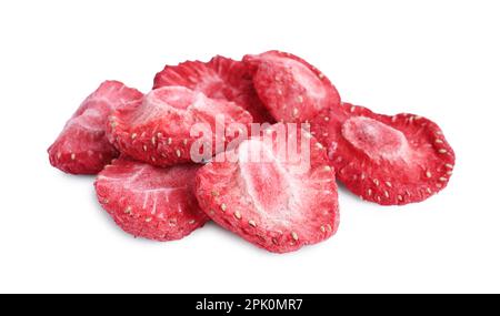 Haufen gefriergetrockneter Erdbeeren auf weißem Hintergrund Stockfoto