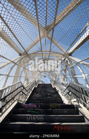 Watts, Kalifornien, USA - 25. Februar 2023: Nachmittagslicht auf einer Fußgängerbrücke. Stockfoto