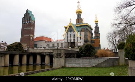 St. Mary Magdalene Chapel, historische russisch-orthodoxe Kirche in Mathildenhoehe, 1897-1899 erbaut, Hochzeitsturm im Hintergrund, Darmstadt, Deutschland Stockfoto