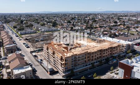 Watts, Kalifornien, USA - 25. Februar 2023: Abriss und Neuentwicklung von Jordan Downs Projects aus der Vogelperspektive. Stockfoto