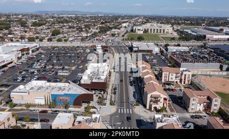 Watts, Kalifornien, USA - 25. Februar 2023: Das neu entwickelte Einkaufszentrum Jordan Downs Projects am Nachmittag aus der Vogelperspektive. Stockfoto