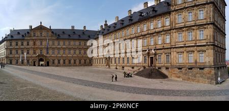 Neue Residenz, Barockpalast der Fürstbischöfe aus dem 17.-18. Jahrhundert, Fassade des Domplatzes, Panoramaaufnahme, Bamberg, Deutschland Stockfoto