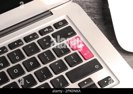 Roter Knopf mit Wort Dating auf der Computertastatur, Nahaufnahme Stockfoto