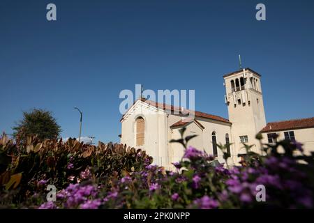 Watts, Kalifornien, USA - 25. Februar 2023: Die Nachmittagssonne scheint auf eine historische Kirche und ein historisches Viertel. Stockfoto