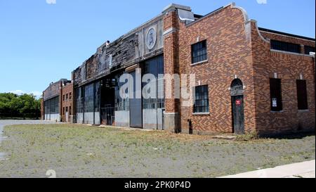 Floyd Bennett Field, schäbiges Äußeres mit Art déco-Elementen eines verlassenen Hangars, New York, NY, USA Stockfoto