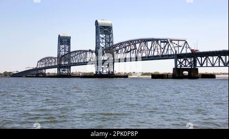 Marine ParkwayGil Hodges Memorial Bridge, über Rockaway Inlet, Blick von der Brooklyn Side in Richtung Queens, New York, NY, USA Stockfoto