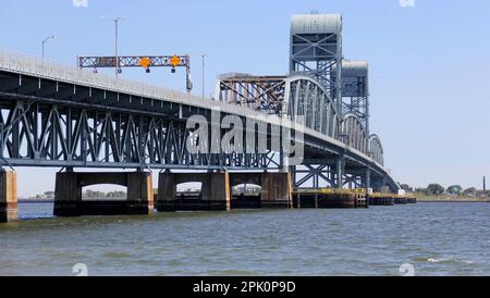 Marine ParkwayGil Hodges Memorial Bridge, über Rockaway Inlet, Blick von der Brooklyn Side in Richtung Queens, New York, NY, USA Stockfoto