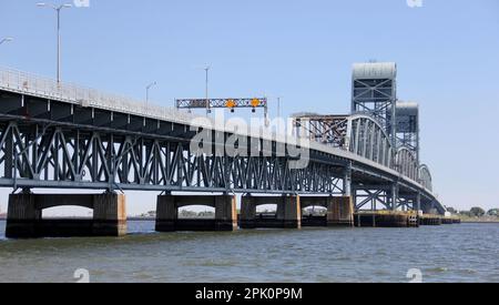 Marine ParkwayGil Hodges Memorial Bridge, über Rockaway Inlet, Blick von der Brooklyn Side in Richtung Queens, New York, NY, USA Stockfoto