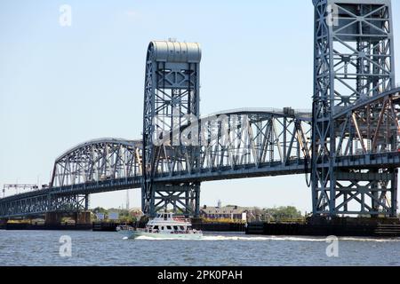 Marine ParkwayGil Hodges Memorial Bridge, über Rockaway Inlet, Blick von der Brooklyn Side in Richtung Queens, New York, NY, USA Stockfoto