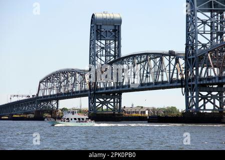 Marine ParkwayGil Hodges Memorial Bridge, über Rockaway Inlet, Blick von der Brooklyn Side in Richtung Queens, New York, NY, USA Stockfoto