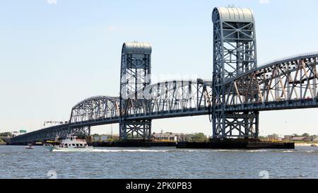 Marine ParkwayGil Hodges Memorial Bridge, über Rockaway Inlet, Blick von der Brooklyn Side in Richtung Queens, New York, NY, USA Stockfoto