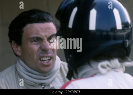 Formel 1 (Grand Prix) Team Lotus Fahrer Jim Clark (links) und Graham Hill (rechts, mit Signaturhelm), beide zweimal Weltmeister, im Spa-Francorchamps 1967. Stockfoto