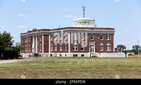 Floyd Bennett Field, Art déco-Gebäude des ehemaligen Hauptterminals und Kontrollturm, Seitenblick über einen grasbedeckten Flugplatz, New York, NY, USA Stockfoto