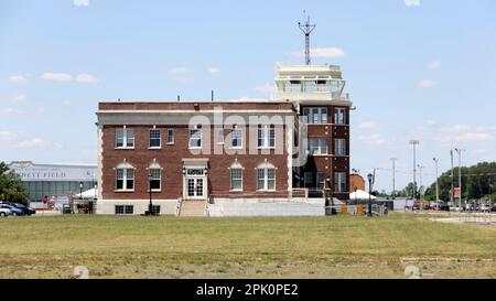 Floyd Bennett Field, Art déco-Gebäude des ehemaligen Hauptterminals und Kontrollturm, Seitenblick über einen grasbedeckten Flugplatz, New York, NY, USA Stockfoto