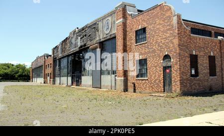 Floyd Bennett Field, schäbiges Äußeres mit Art déco-Elementen eines verlassenen Hangars, New York, NY, USA Stockfoto