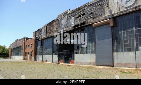 Floyd Bennett Field, schäbiges Äußeres mit Art déco-Elementen eines verlassenen Hangars, New York, NY, USA Stockfoto