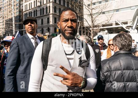 New York, USA. 04. April 2023. Die Stadtanwältin Jumaane Williams nimmt am 4. April 2023 an der Rallye der Trump-Anhänger am New Yorker Strafgericht Teil, während der Auftritt des ehemaligen Präsidenten Donald Trump Jr. (Foto: Lev Radin/Sipa USA) Guthaben: SIPA USA/Alamy Live News Stockfoto