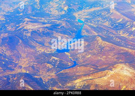 Lac de Castillon in Frankreich. Künstliches Reservoir im Gebirgsbereich Stockfoto