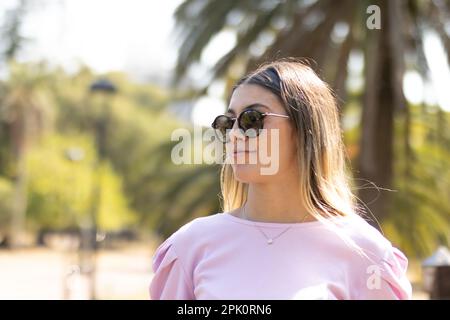 Teenager mit Brille genießt ihren freien Morgen im Park Stockfoto