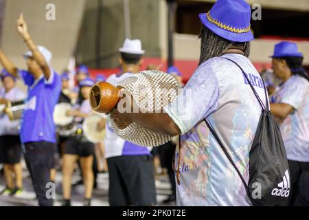 Technische Probe der Samba-Schule Arranco do Engenho de Dentro in Rio de Janeiro, Brasilien - 21. Januar 2023: Trommeln der Samba-Schule Arranco d Stockfoto
