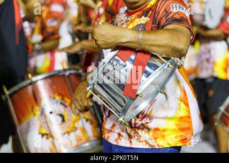 Technische Probe der Samba-Schule Unidos de Bangu in Rio de Janeiro, Brasilien - 21. Januar 2023: Trommeln der Samba-Schule Unidos de Bangu Stockfoto