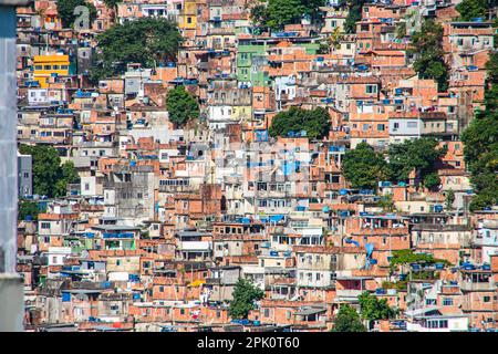 Rocinha Favela in Rio de Janeiro, Brasilien - 18. Januar 2023: Favela da Rocinha aus dem Viertel Sao Conrado in Rio de Janeiro. Stockfoto