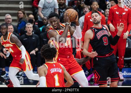 Chicago, USA. 04. April 2023. Chicago, USA, 4. April 2023: Onyeka Okongwu (17 Atlanta Hawks) erobert den Rebound während des Spiels zwischen den Chicago Bulls und den Atlanta Hawks am Dienstag, den 4. April 2023 im United Center, Chicago, USA. (KEINE KOMMERZIELLE NUTZUNG) (Shaina Benhiyoun/SPP) Guthaben: SPP Sport Press Photo. Alamy Live News Stockfoto