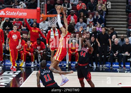 Chicago, USA. 04. April 2023. Chicago, USA, 4. April 2023: Jalen Johnson (1 Atlanta Hawks) taucht den Ball während des Spiels zwischen den Chicago Bulls und den Atlanta Hawks am Dienstag, den 4. April 2023 im United Center, Chicago, USA, ein. (KEINE KOMMERZIELLE NUTZUNG) (Shaina Benhiyoun/SPP) Guthaben: SPP Sport Press Photo. Alamy Live News Stockfoto