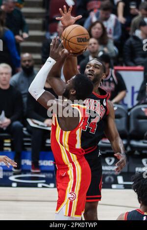 Chicago, USA. 04. April 2023. Chicago, USA, 4. April 2023: Patrick Williams (44 Chicago Bulls) blockiert den Wurf während des Spiels zwischen den Chicago Bulls und den Atlanta Hawks am Dienstag, den 4. April 2023 im United Center, Chicago, USA. (KEINE KOMMERZIELLE NUTZUNG) (Shaina Benhiyoun/SPP) Guthaben: SPP Sport Press Photo. Alamy Live News Stockfoto