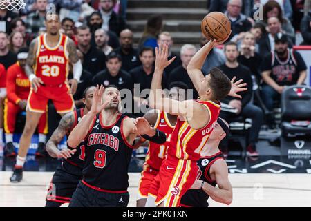 Chicago, USA. 04. April 2023. Chicago, USA, 4. April 2023: Bogdan Bogdanovic (13 Atlanta Hawks) schießt den Ball während des Spiels zwischen den Chicago Bulls und den Atlanta Hawks am Dienstag, den 4. April 2023 im United Center, Chicago, USA. (KEINE KOMMERZIELLE NUTZUNG) (Shaina Benhiyoun/SPP) Guthaben: SPP Sport Press Photo. Alamy Live News Stockfoto