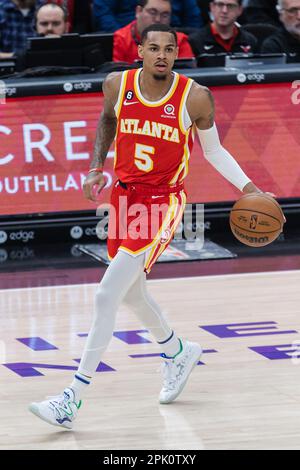 Chicago, USA. 04. April 2023. Chicago, USA, 4. April 2023: Dejounte Murray (5 Atlanta Hawks) in Aktion während des Spiels zwischen den Chicago Bulls und Atlanta Hawks am Dienstag, den 4. April 2023 im United Center, Chicago, USA. (KEINE KOMMERZIELLE NUTZUNG) (Shaina Benhiyoun/SPP) Guthaben: SPP Sport Press Photo. Alamy Live News Stockfoto