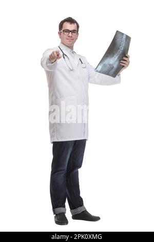 Vorderansicht des Krankenhausarztes, der den Röntgenfilm des Patienten hält Stockfoto