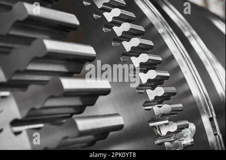 Metallschaft der Dampfturbine ohne Rotorblätter in der Werkstatt Stockfoto