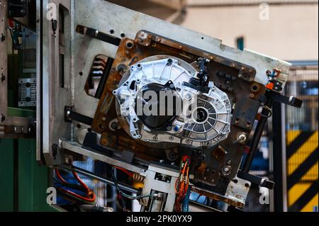 Fahrzeug-Verbrennungsmotorgetriebe auf dem Prüfstand Stockfoto