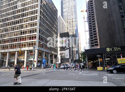 Ein Mann, der auf der 6. Ave. In Manhattan, New York City, USA, Skateboarden fährt. Stockfoto