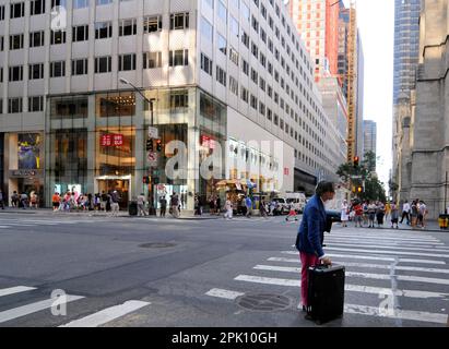 Ein Mann wartet auf ein Taxi auf der 5. Avenue in Midtown Manhattan, New York City, USA. Stockfoto