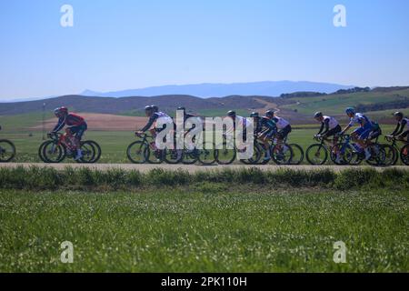 Torres del Rio, Spanien. 04. April 2023. Das führende Peloton, das das Peloton während der 2. Etappe des Baskenlandes Itzulia 2023 zwischen Viana und Leitza am 04. April 2023 in Torres del Rio, Spanien, zieht. (Foto: Alberto Brevers/Pacific Press) Kredit: Pacific Press Media Production Corp./Alamy Live News Stockfoto