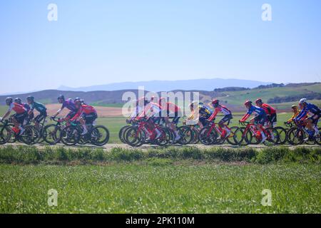 Torres del Rio, Spanien. 04. April 2023. Das führende Peloton, das das Peloton während der 2. Etappe des Baskenlandes Itzulia 2023 zwischen Viana und Leitza am 04. April 2023 in Torres del Rio, Spanien, zieht. (Foto: Alberto Brevers/Pacific Press) Kredit: Pacific Press Media Production Corp./Alamy Live News Stockfoto