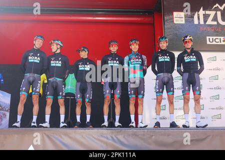 Ariski, Spanien. 04. April 2023. Viana, Spanien, 4. April 2023: BORA - Hansgrohe Riders während der 2. Etappe des Baskenlandes Itzulia zwischen Viana und Leitza, am 04. April 2023 in Viana, Spanien. (Foto: Alberto Brevers/Pacific Press) Kredit: Pacific Press Media Production Corp./Alamy Live News Stockfoto