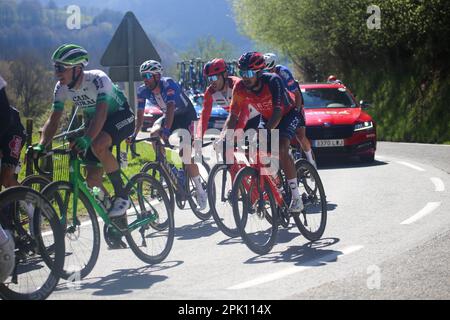 Arkiskil, Spanien. 04. April 2023. Das Peloton, das den Hafen von Arkiskil während der 2. Etappe des Baskenlandes Itzulia 2023 zwischen Viana und Leitza am 04. April 2023 in Arkiskil, Spanien, hochfährt. (Foto: Alberto Brevers/Pacific Press) Kredit: Pacific Press Media Production Corp./Alamy Live News Stockfoto