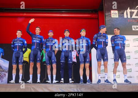 Ariski, Spanien. 04. April 2023. Viana, Spanien, 4. April 2023: Groupama - FDJ Riders während der 2. Etappe des Baskenlandes Itzulia zwischen Viana und Leitza am 04. April 2023 in Viana, Spanien. (Foto: Alberto Brevers/Pacific Press) Kredit: Pacific Press Media Production Corp./Alamy Live News Stockfoto