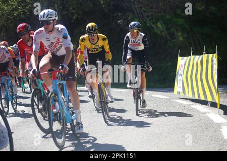 Arkiskil, Spanien. 04. April 2023. Das Peloton, das den Hafen von Arkiskil während der 2. Etappe des Baskenlandes Itzulia 2023 zwischen Viana und Leitza am 04. April 2023 in Arkiskil, Spanien, hochfährt. (Foto: Alberto Brevers/Pacific Press) Kredit: Pacific Press Media Production Corp./Alamy Live News Stockfoto